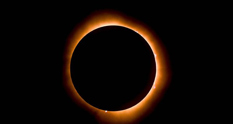 Sonnenfinsternis mit einem leuchtenden Ring um den Mond.