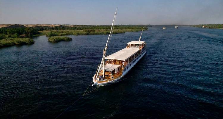 Heuveltopaanzicht over een fort en stadsgezicht tijdens een heldere dag.