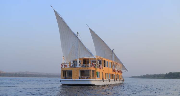 Elegante boot met zeilen op een kalm water.