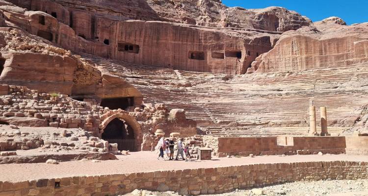 Petra's oude amfitheater met toeristen die de locatie verkennen.