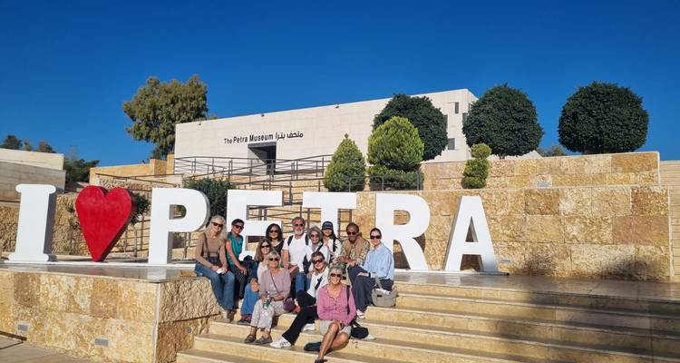 Groepsfoto voor het 'I Love Petra' bord.