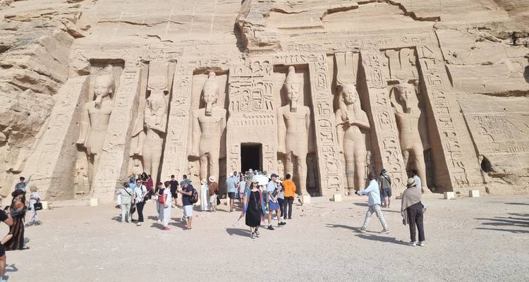 Toeristen die de massieve sculpturen van Abu Simbel bezoeken.
