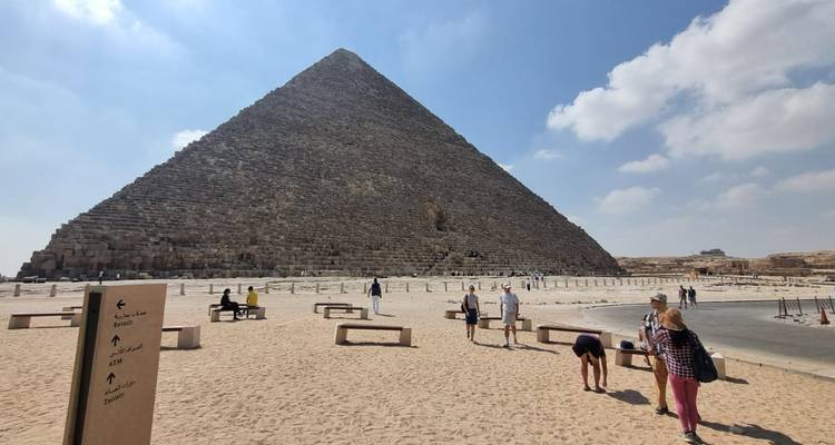 De Grote Piramide van Gizeh met bezoekers op de voorgrond.