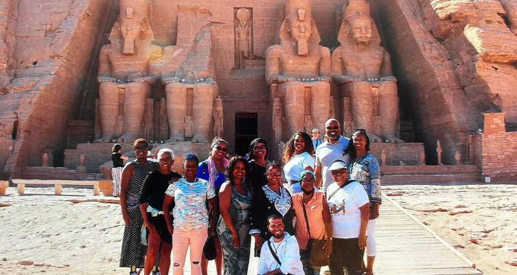 Photo de groupe devant les temples d'Abou Simbel.