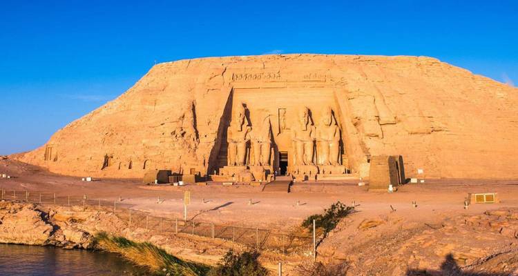 Vue panoramique des temples d'Abou Simbel contre un ciel bleu.