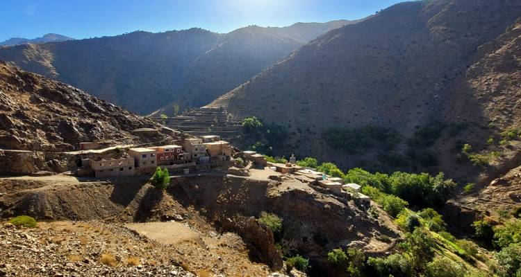 Klein dorp genesteld in een droog, bergachtig landschap.