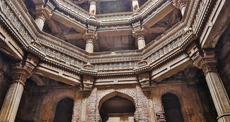 Intérieur architectural avec des détails complexes.