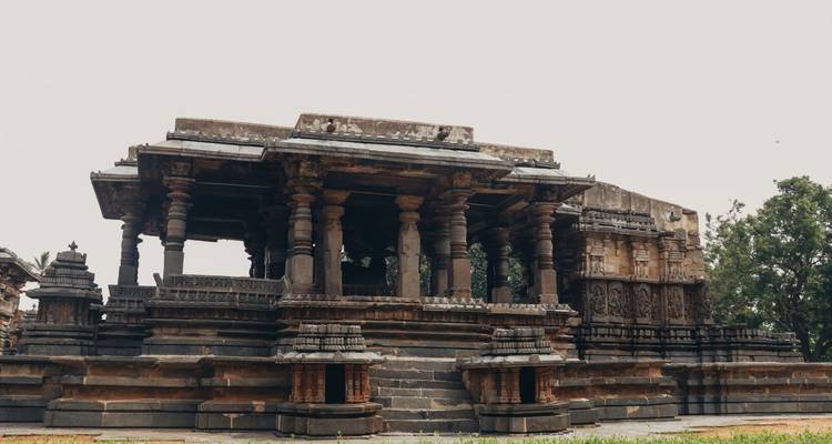 Temple de pierre ancien avec colonnes.