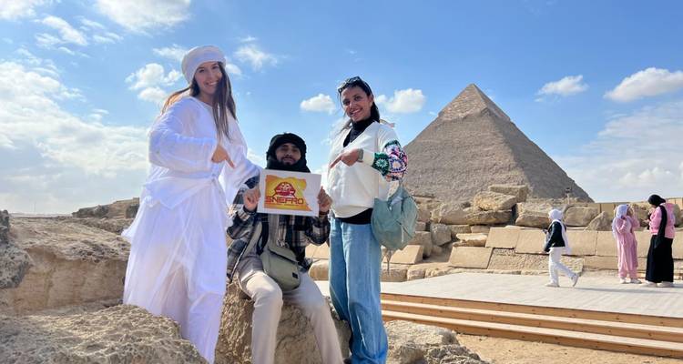 Groep mensen die poseren voor een piramide.