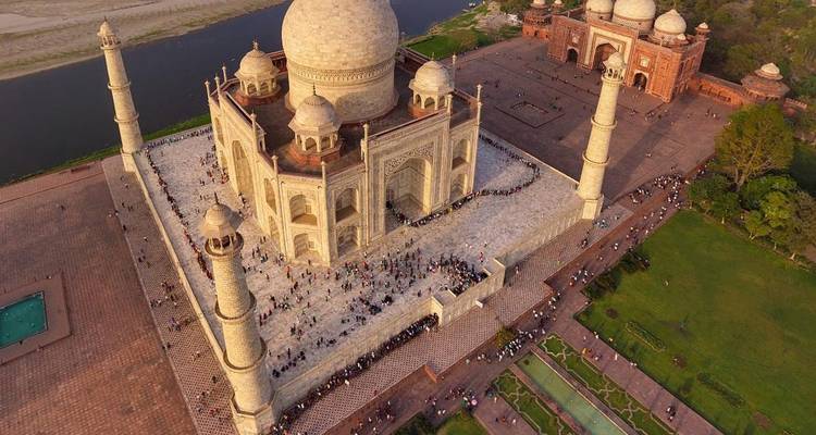 Luchtfoto van de Taj Mahal en de omliggende gebouwen.