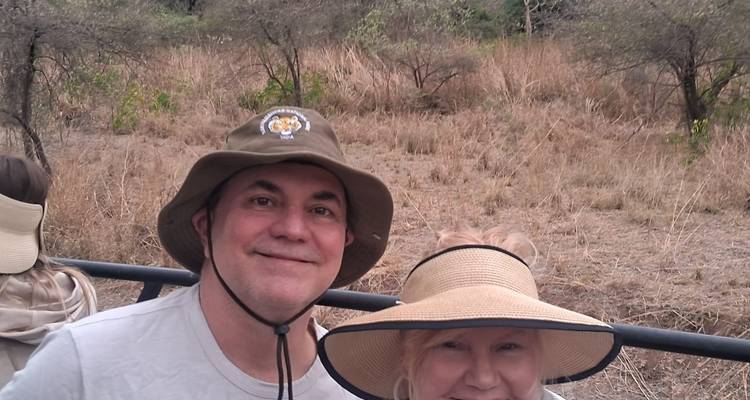 Mensen op een wildlifesafari in een droog, struikachtig gebied.