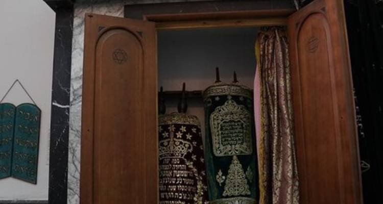 Rouleaux de Torah exposés dans une armoire.