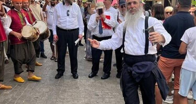 Événement en plein air avec des personnes en vêtements traditionnels.