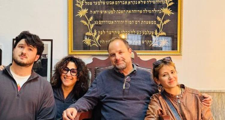 Groupe de personnes posant dans un cadre traditionnel.