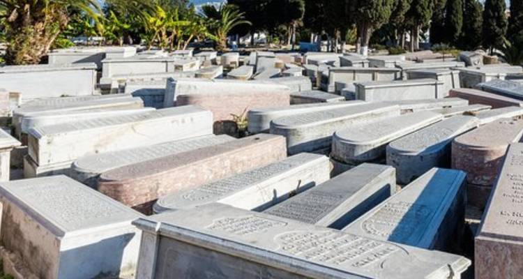 Rangées de pierres tombales dans un cimetière.