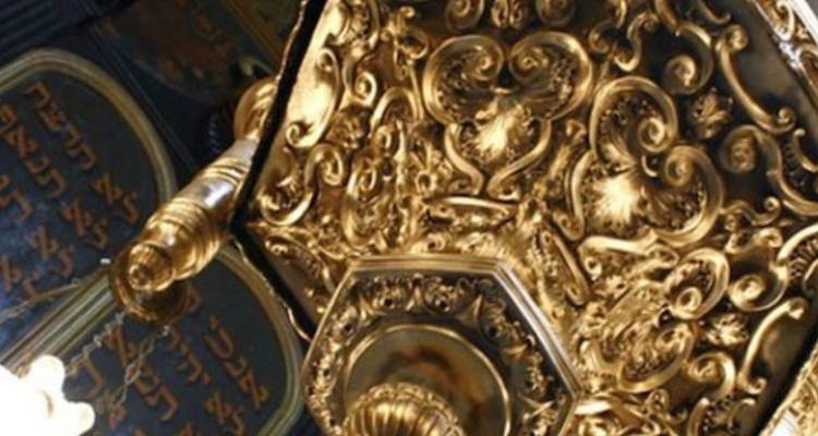 Plafond orné doré de synagogue.