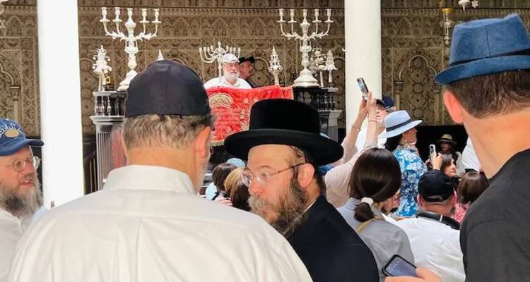 Groupe de personnes à l'intérieur d'une synagogue.