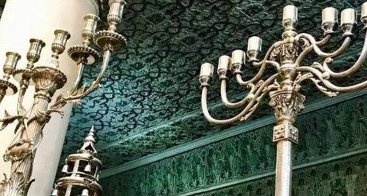 Lustres de synagogue et plafond complexe.