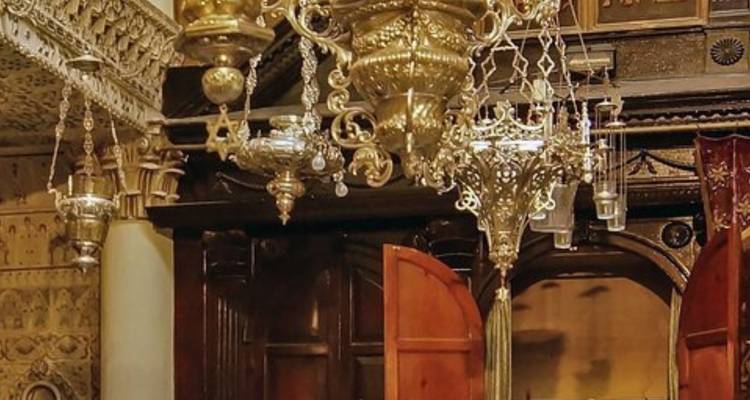 Intérieur d'une synagogue avec des lustres.