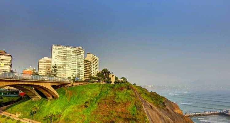 Puente y edificios modernos en el acantilado en Lima.