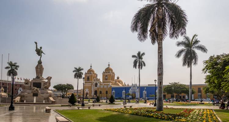 Una vista del parque con arquitectura colonial en Trujillo.