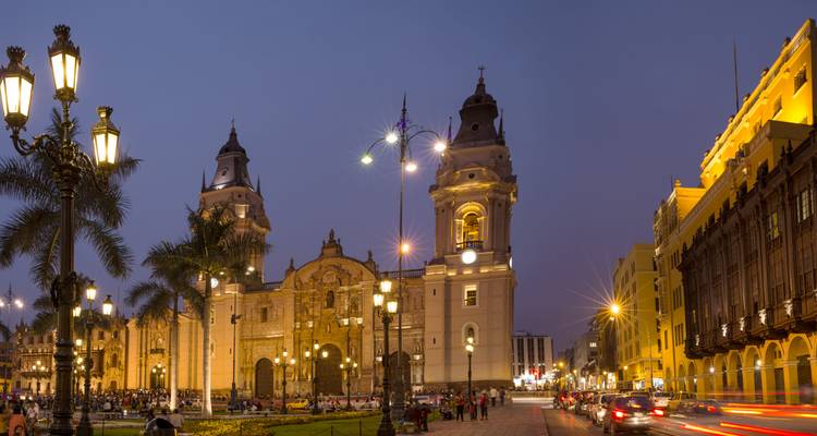 Vista nocturna del centro de la ciudad de Lima con edificios históricos iluminados.