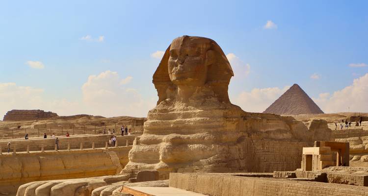 La Esfinge con las pirámides al fondo.