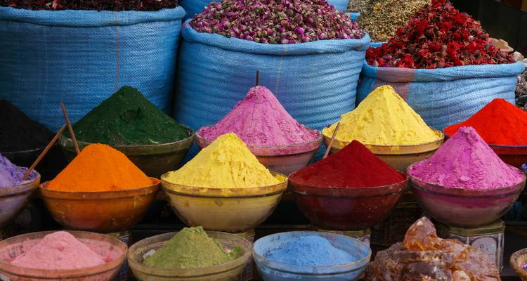 Cuencos coloridos de especias en un mercado.