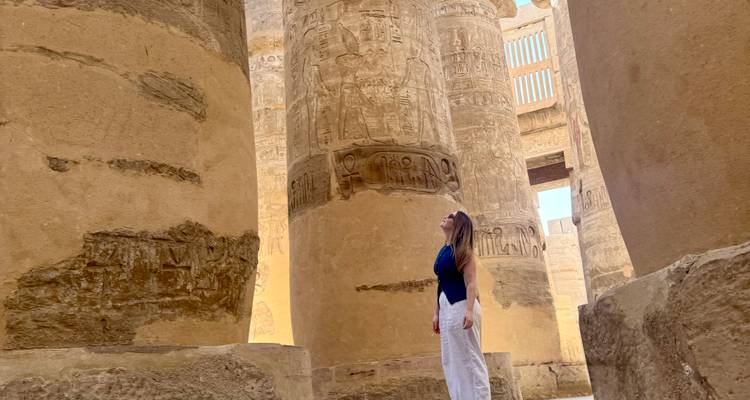 Mujer admirando las grandes columnas del antiguo Egipto.