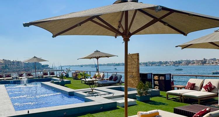 Azotea lujosa con piscina y vista al río.