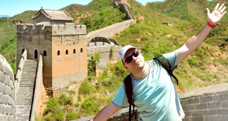 Man poserend op de Chinese Muur.