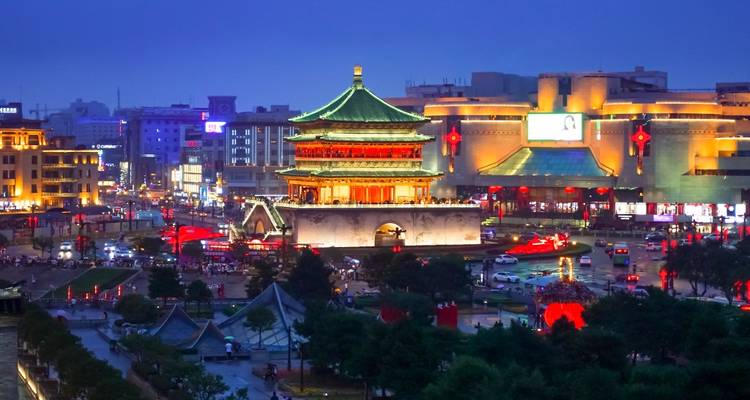 Nachtscène van een verlichte pagode in het stadscentrum.