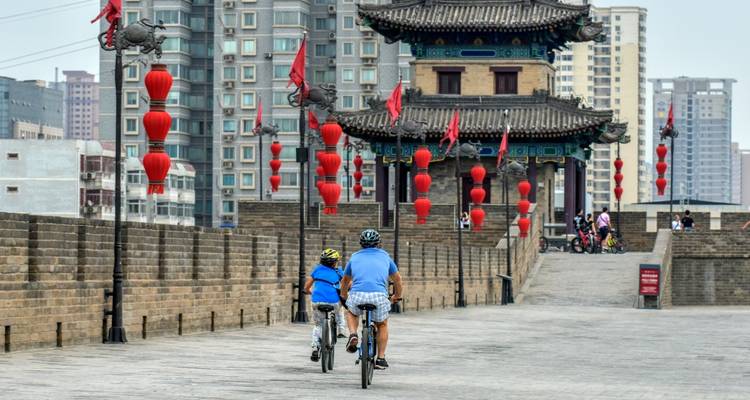 Fietsers op een oude stadsmuur.