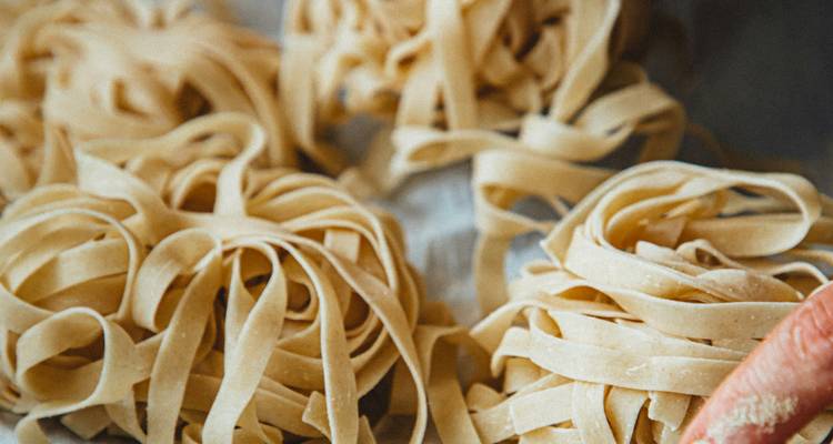 Primer plano de nidos de pasta cruda.