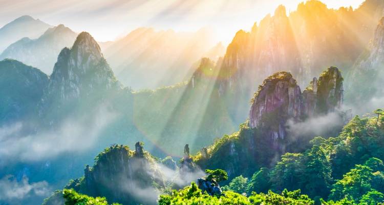 Lumière du soleil ruisselant sur les montagnes brumeuses.