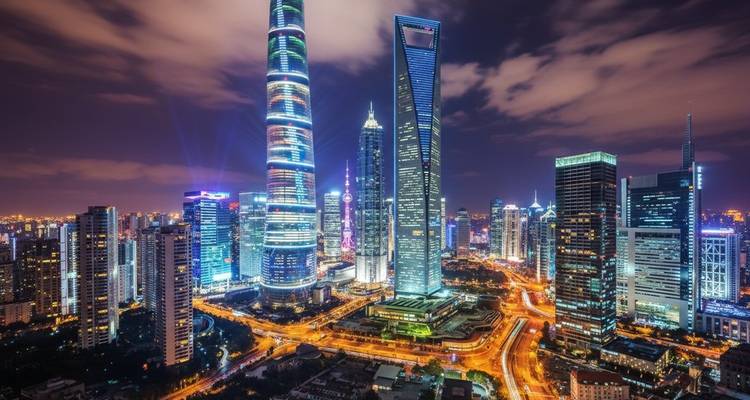 Paysage urbain illuminé avec des gratte-ciel modernes la nuit.