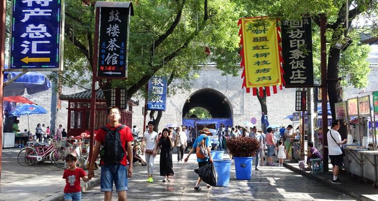 Marché extérieur animé avec des gens qui marchent et font leurs courses.
