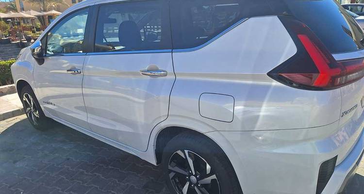 Véhicule blanc garé dans une rue.