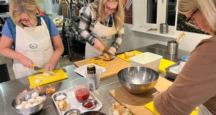 Clase de cocina con mujeres cortando verduras.