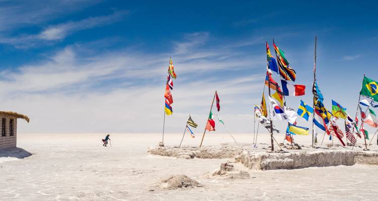 Mehrere Flaggen sind an einem Versammlungsort auf dem Uyuni-Salzsee ausgestellt.