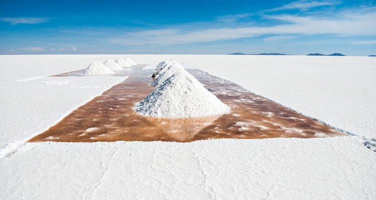Salzhügel, die auf der Oberfläche der Uyuni-Salzebene angeordnet sind.