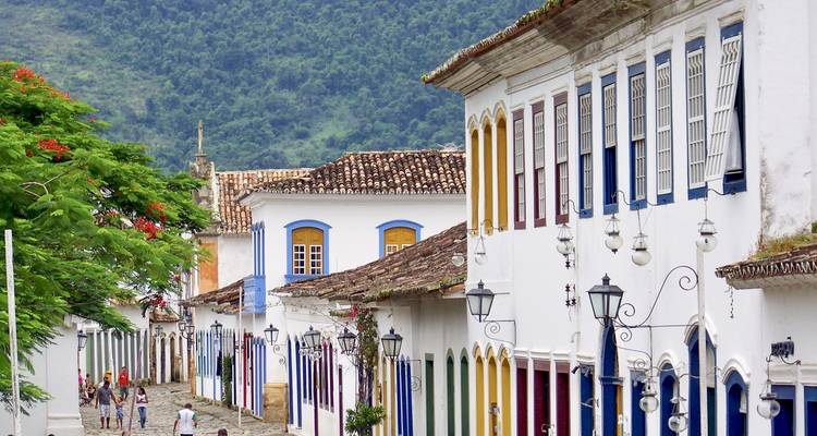 Architecture coloniale colorée dans un cadre de ville charmante.