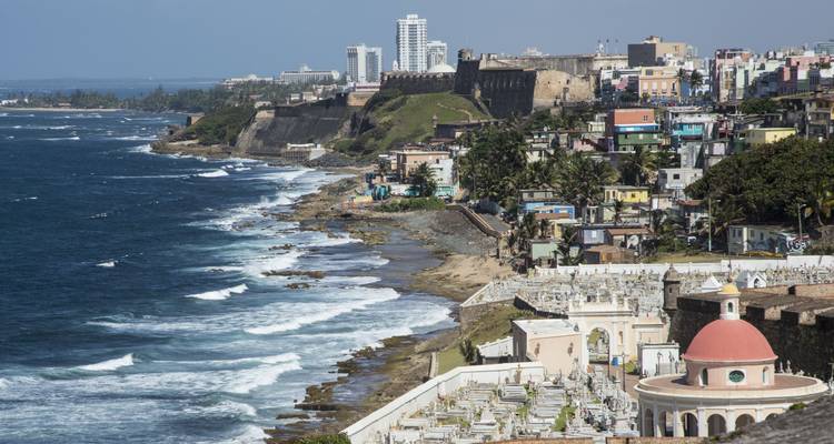 Ville côtière avec un mélange d'architecture moderne et historique près de l'océan.