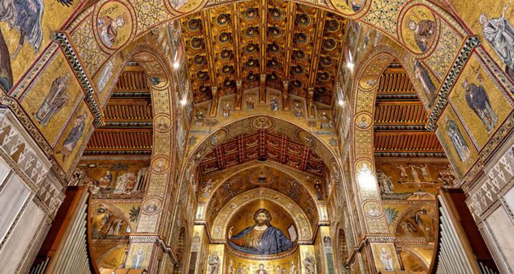 Weelderig mozaïekinterieur van de kathedraal van Monreale.