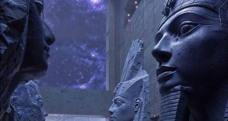 Beelden van oude farao's met een sterrenhemel als achtergrond in Egypte.