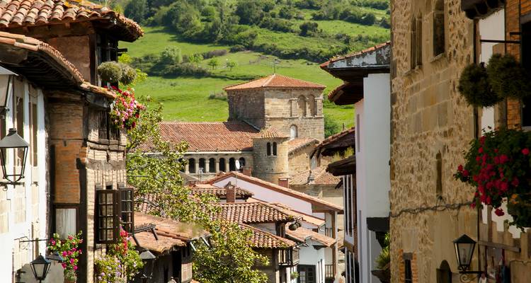 Charmant village avec des maisons traditionnelles en pierre et une église.