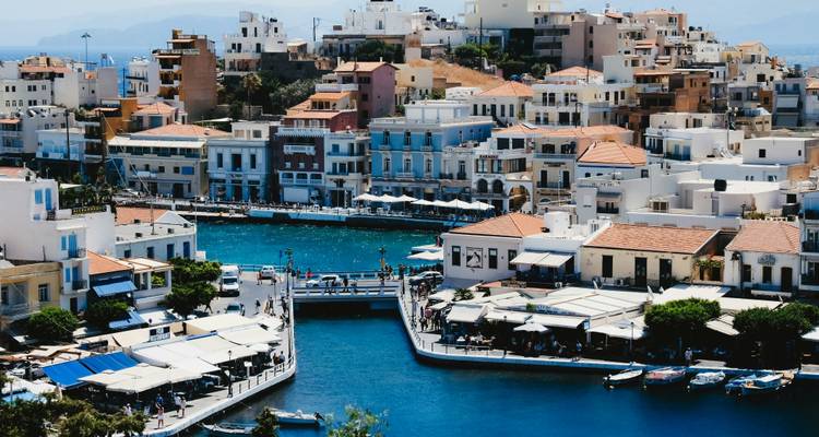 Ville portuaire d'Agios Nikolaos avec ses bâtiments blanchis à la chaux entourant un lagon bleu