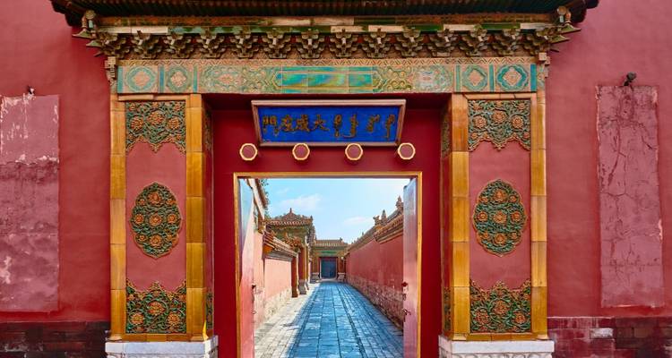 Traditionele Chinese architecturale deuropening in een historische omgeving.