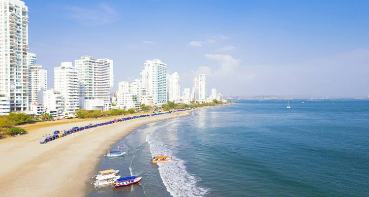 Panoramablick auf eine Küstenstadt mit Hochhäusern entlang der Küste.