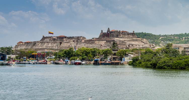Malerische Aussicht auf das Castillo San Felipe de Barajas und das es umgebende Wasser.